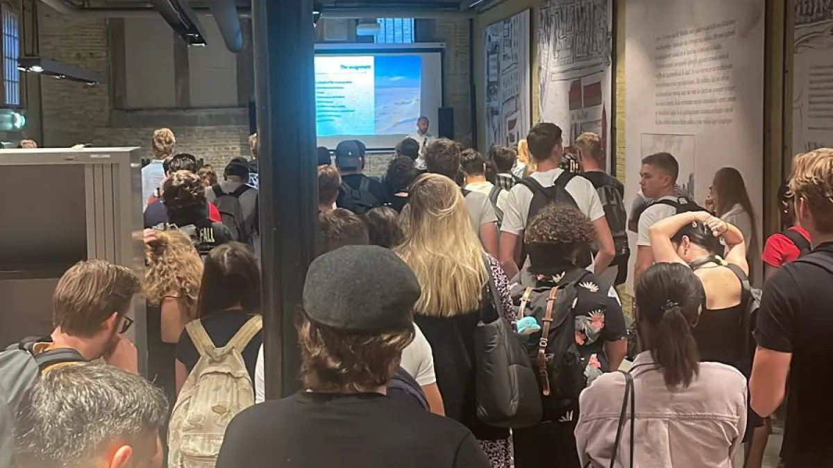 Studenten krijgen uitleg over de opdracht